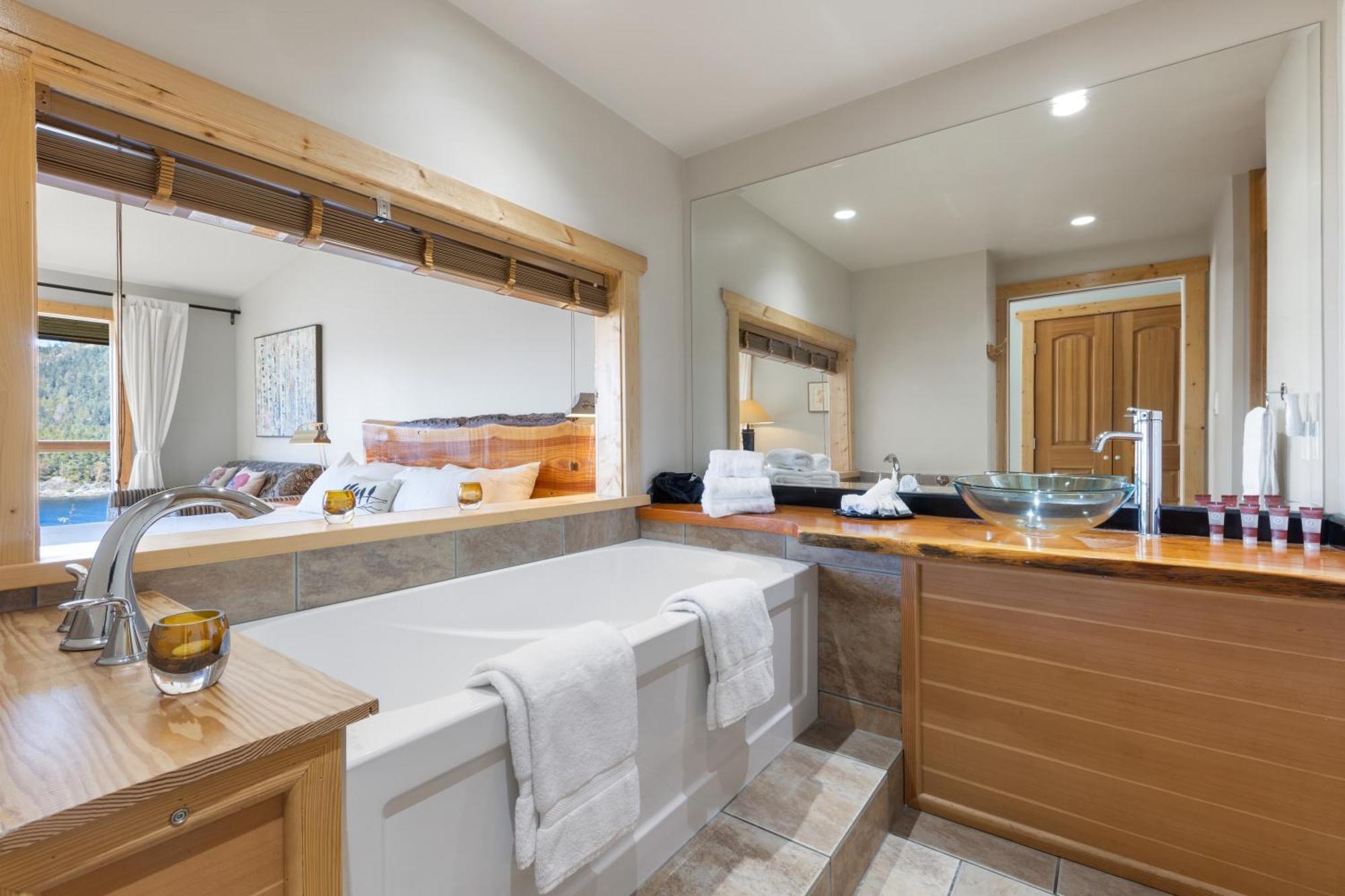 Egmont West Coast Wilderness Lodge מראה חיצוני תמונה
