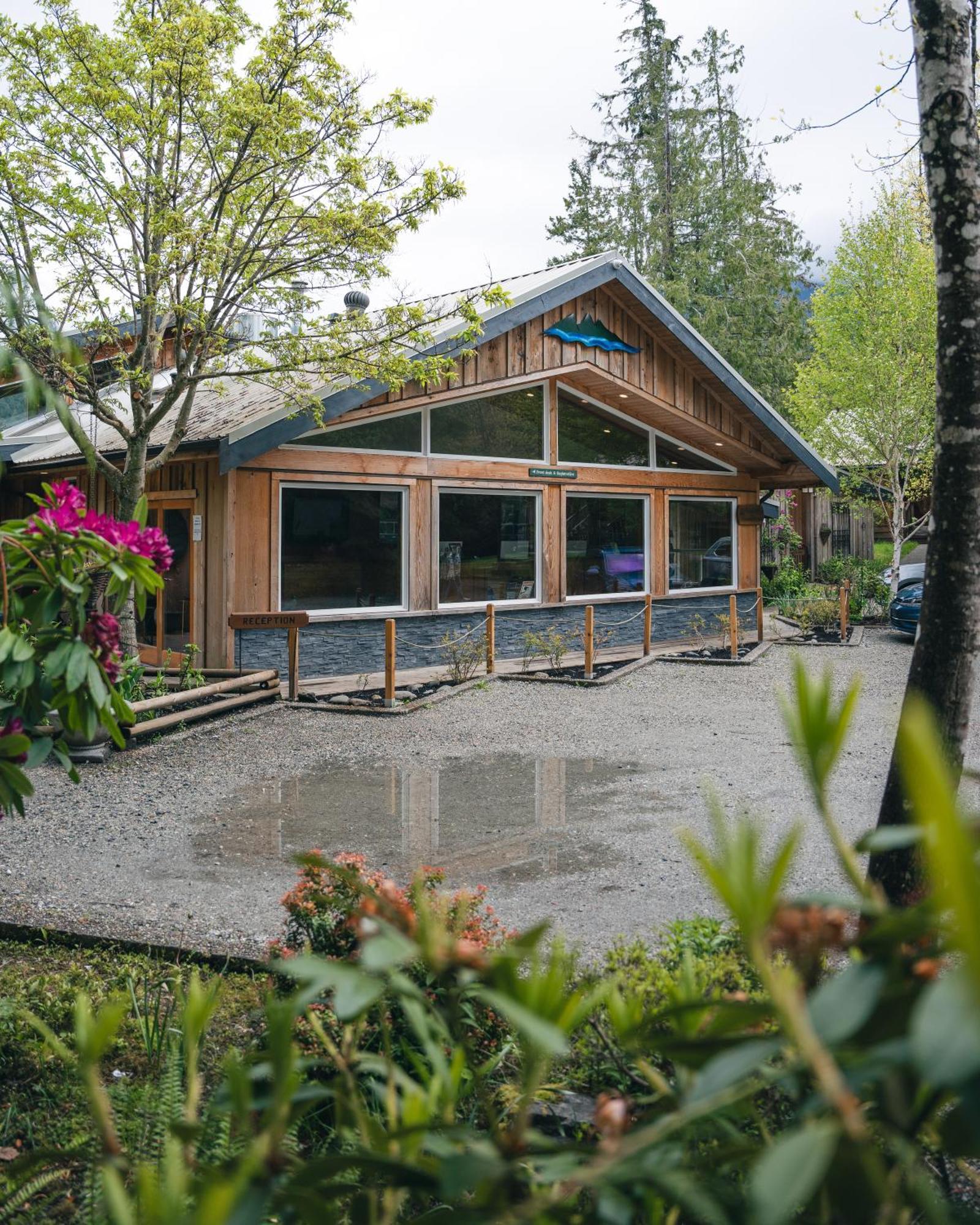 Egmont West Coast Wilderness Lodge מראה חיצוני תמונה